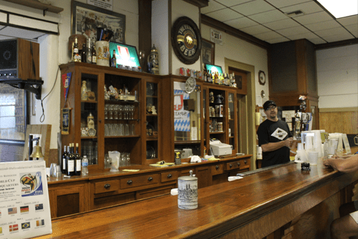 Halle Bar